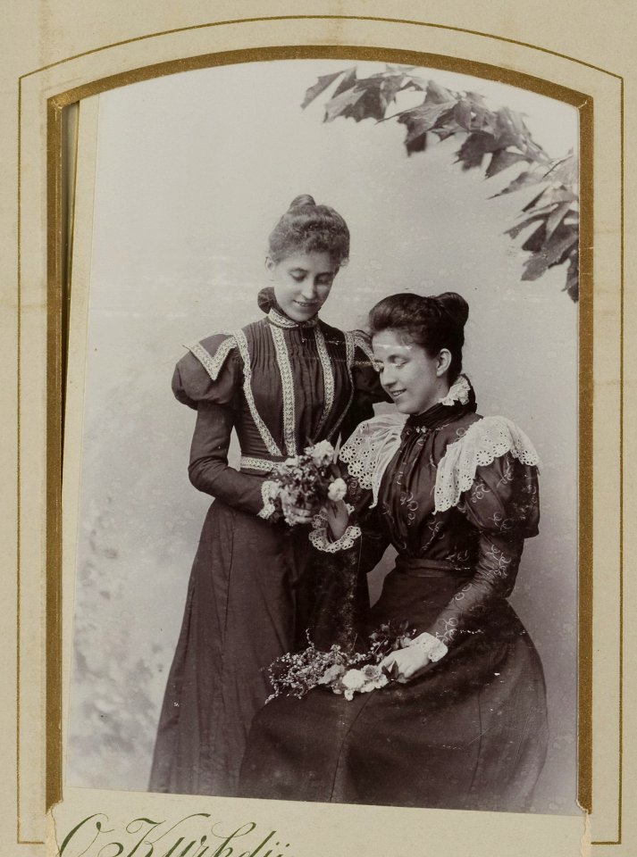 KITLV - 50466 - Kurkdjian, Ohannes - Soerabaja - Two European women in Surabaya - circa 1900