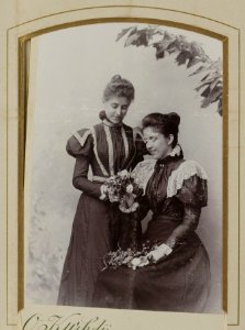 KITLV - 50466 - Kurkdjian, Ohannes - Soerabaja - Two European women in Surabaya - circa 1900