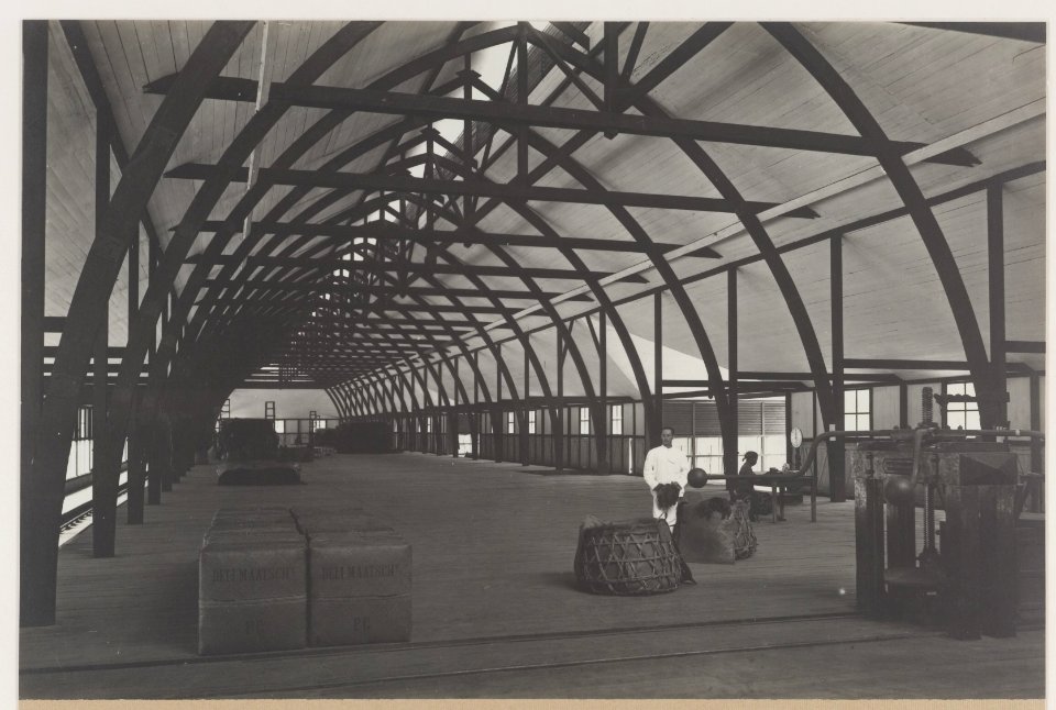 KITLV - 5494 - Kleingrothe, C.J. - Medan - Fermentation barn on the plantation Pungai of the Deli Company in Deli - 1905