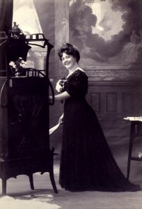 KITLV - 183901 - Kurkdjian, N.V. Photografisch Atelier Ohannes - Soerabaia-Java - Studio portrait of a European woman in Surabaya - circa 1920