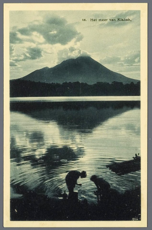 KITLV - 33446 - Kurkdjian, N.V. Photografisch Atelier - Soerabaja - Lake near Klakah. In the background Mount Lamongan - circa 1920