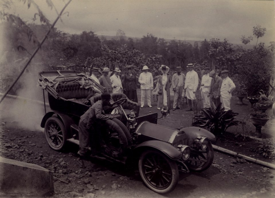 KITLV - 507138 - Kurkdjian, N.V. Photografisch Atelier O. - Soerabaia-Java - Departure of a FIAT automobile from Hotel Poespo, halfway the road to Tosari, Java - 1907