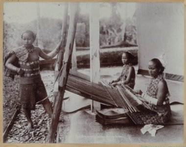 KITLV - 5696 - Lambert & Co., G.R. - Singapore - Dayak female weavers at Kuching - circa 1900