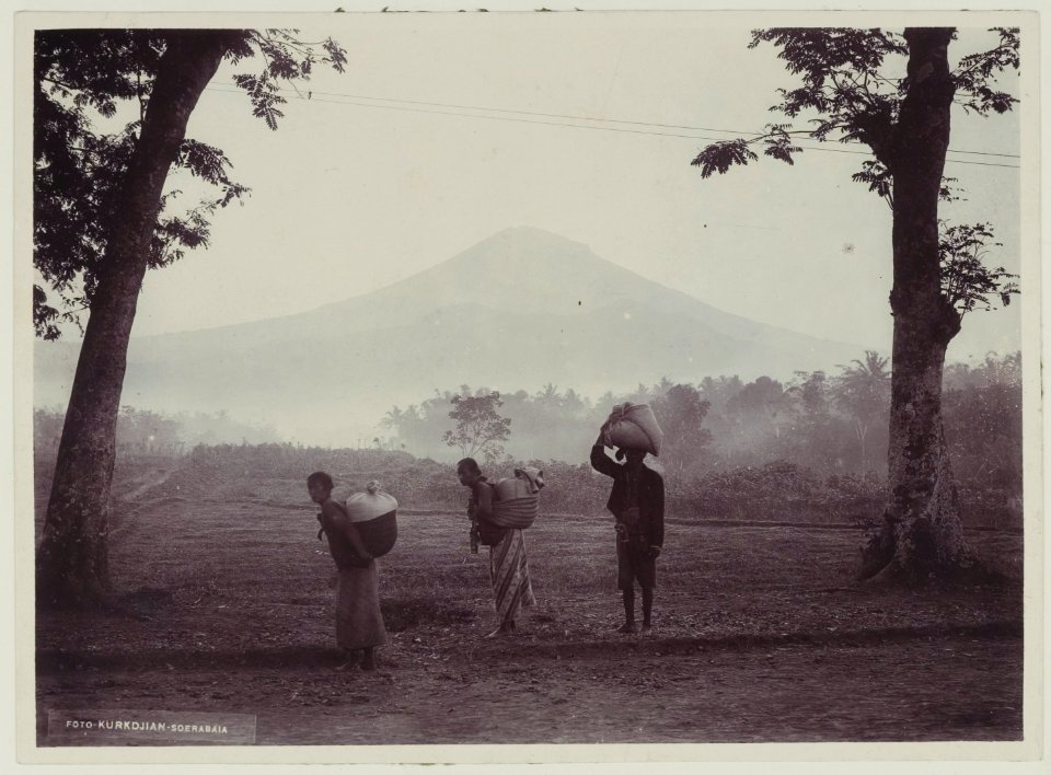 KITLV - 5801 - Kurkdjian - Soerabaja - Women and a man on Java - circa 1910