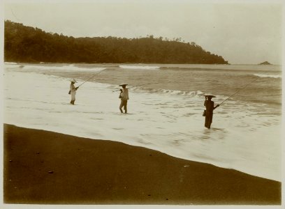 KITLV - 19011 - Kurkdjian, N.V. Photografisch Atelier - Soerabaja - Fishermen on the beach south of Trenggalek in Kediri - circa 1920