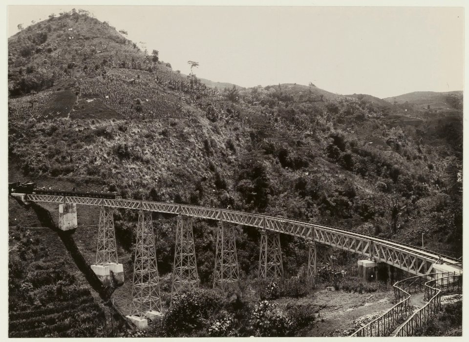 KITLV - 19332 - Kurkdjian - Soerabaja - Train on a railway bridge of the State Railways in the Preanger Regencies - circa 1900