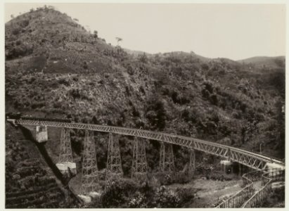 KITLV - 19332 - Kurkdjian - Soerabaja - Train on a railway bridge of the State Railways in the Preanger Regencies - circa 1900 photo
