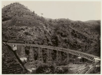 KITLV - 19332 - Kurkdjian - Soerabaja - Train on a railway bridge of the State Railways in the Preanger Regencies - circa 1900
