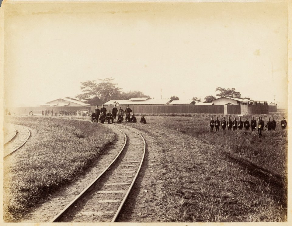 KITLV - 34046 - Lambert & Co., G.R. - Singapore - Soldiers of the Dutch East Indies Army ranged near Benteng Ketapang Dua near railway tracks in Great Aceh - 1893