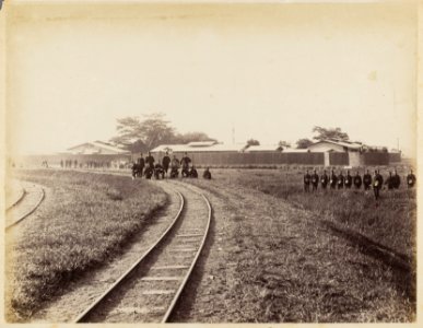 KITLV - 34046 - Lambert & Co., G.R. - Singapore - Soldiers of the Dutch East Indies Army ranged near Benteng Ketapang Dua near railway tracks in Great Aceh - 1893
