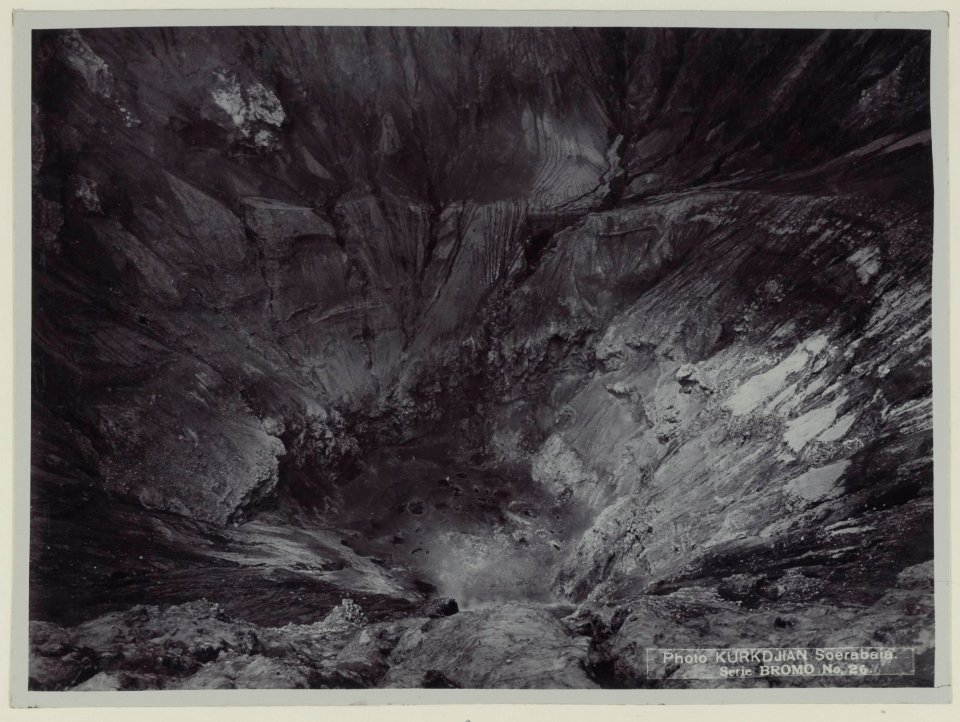 KITLV - 5810 - Kurkdjian - Soerabaja - The crater of Mount Bromo (Gunung Bromo) in East Java - circa 1910