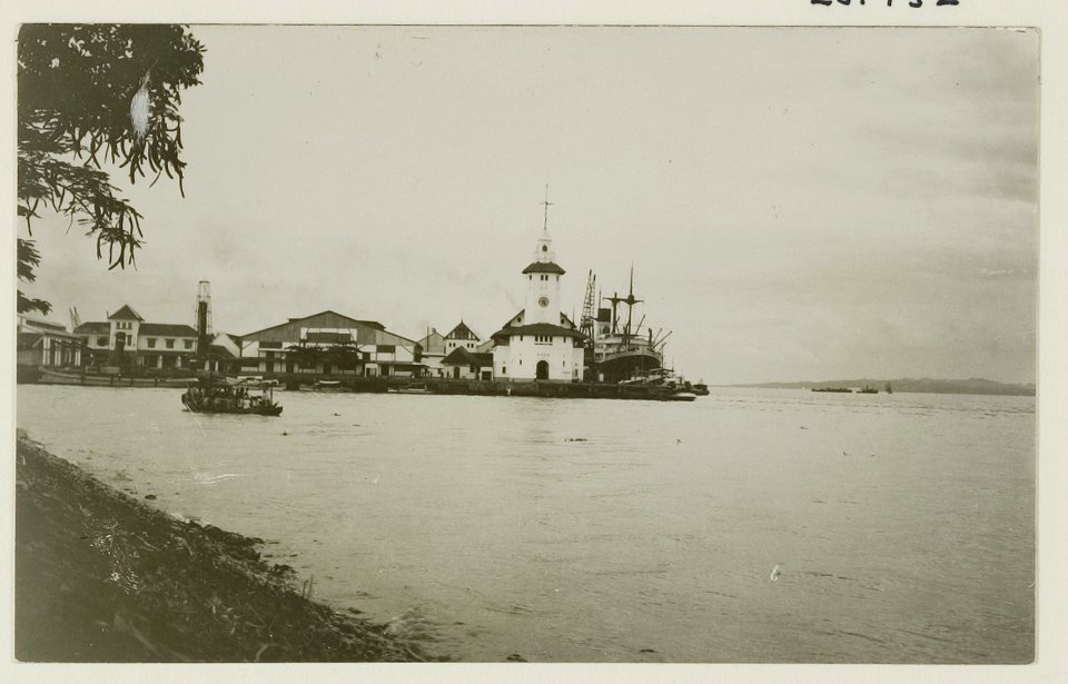 KITLV - 25132 - Kurkdjian, Ohannes - Soerabaja - The harbor office in Soerbaja - circa 1930