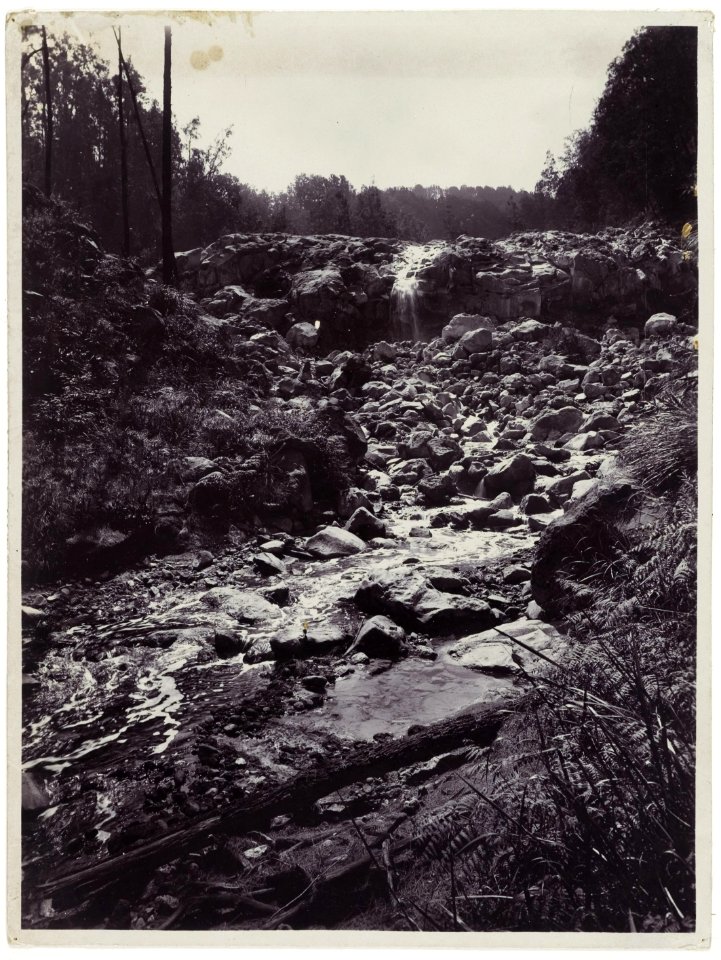 KITLV - 34338 - Kurkdjian, N.V. Photografisch Atelier O. - Soerabaja - Small waterfall in East Java - circa 1910