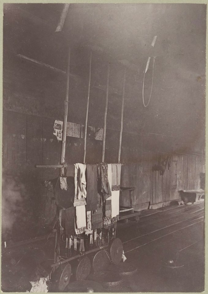 KITLV - 25656 - Demmeni, J. - Lasa, sacrifice scaffold with offerings to the spirits by Kayan on the Upper Kapuas River (Sungai Kapuas) at New Year - 1897-05
