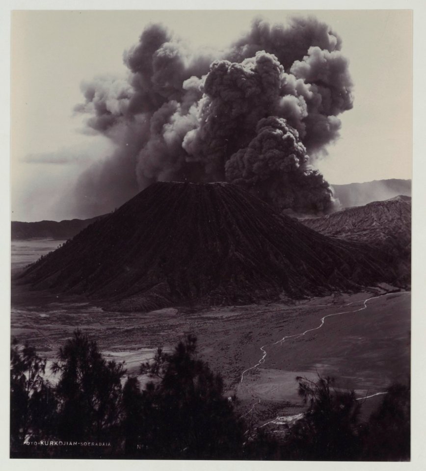 KITLV - 5823 - Kurkdjian - Soerabaja - The Gunung Batok near Gunung Bromo (volcanoes) in East Java - circa 1910