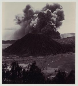 KITLV - 5823 - Kurkdjian - Soerabaja - The Gunung Batok near Gunung Bromo (volcanoes) in East Java - circa 1910
