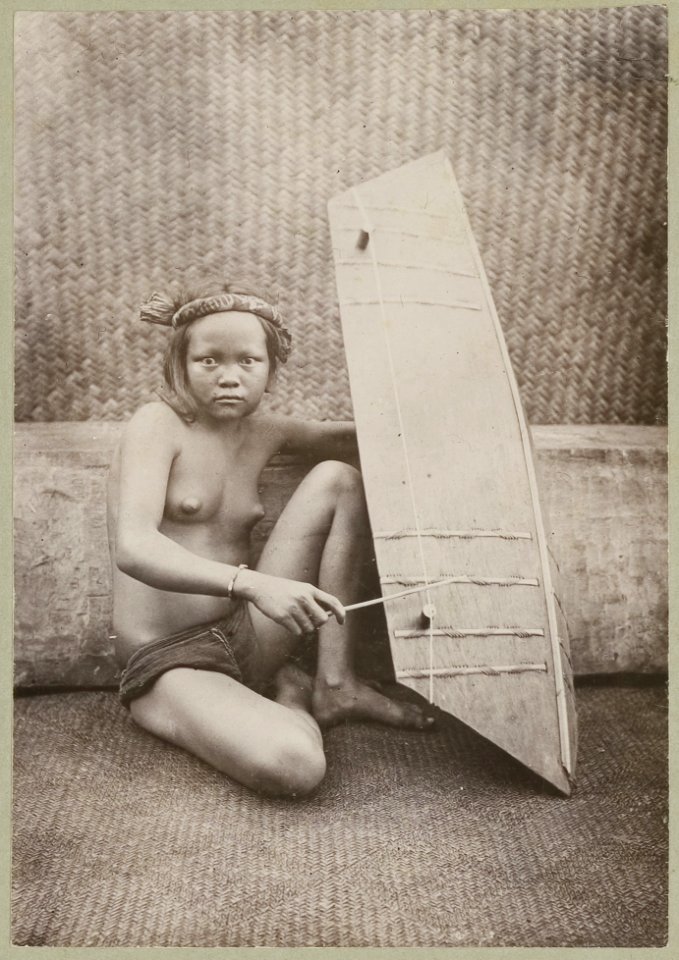 KITLV - 25661 - Demmeni, J. - Kayan girl sings songs accompanied by a string instrument in Borneo - 1896-1897
