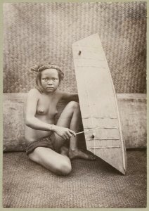 KITLV - 25661 - Demmeni, J. - Kayan girl sings songs accompanied by a string instrument in Borneo - 1896-1897