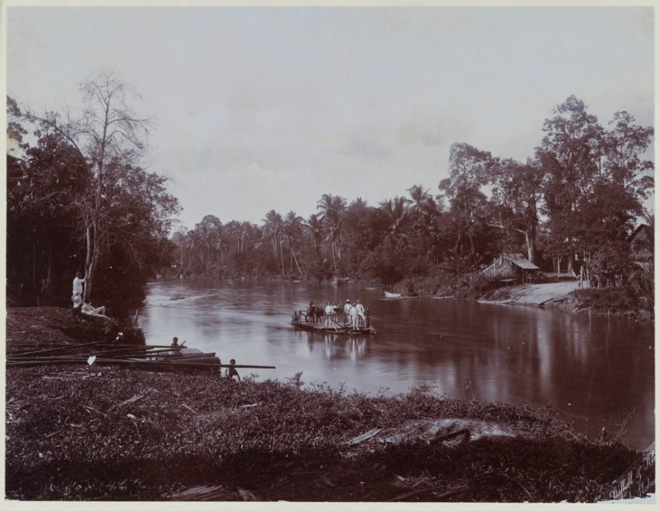 KITLV - 5949 - Stafhell & Kleingrothe - Medan - Ferry across the Wampu River near the oil palm and rubber plantation Stabat, part of Gohor Lama in Langkat in the east coast of Sumatra - circa 1900