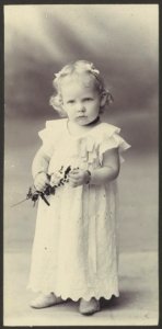 KITLV - 35605 - Kurkdjian, Ohannes - Soerabaja - Reina H.W.H. Visser, born August 21, 1906 at Sumenep, Madura. - 2310