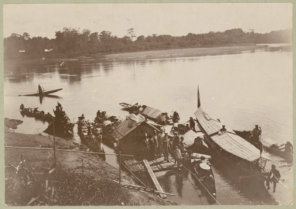 KITLV - 25665 - Demmeni, J. - Departure of the expedition from Putussibau, Kapuas Hulu, on the Upper Kapuas River (Sungai Kapuas) at the Upper Mahakam, Central Borneo - 1896-07-03