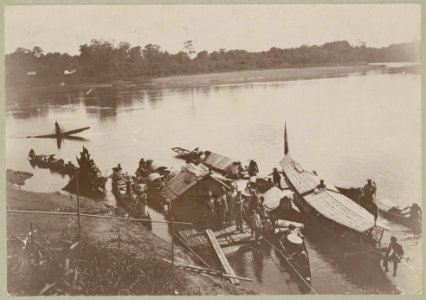 KITLV - 25665 - Demmeni, J. - Departure of the expedition from Putussibau, Kapuas Hulu, on the Upper Kapuas River (Sungai Kapuas) at the Upper Mahakam, Central Borneo - 1896-07-03
