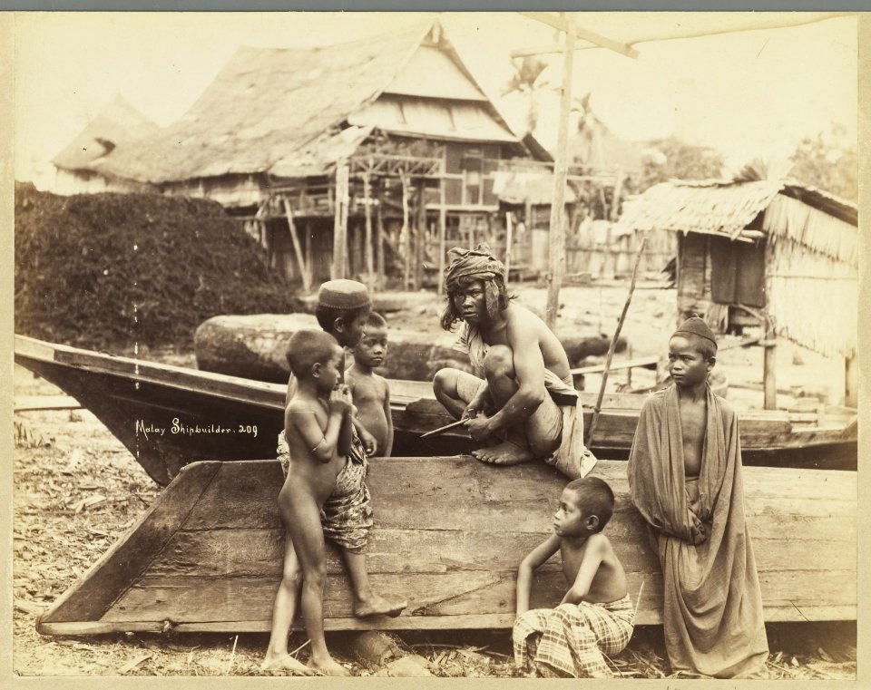 KITLV - 3606 - Lambert & Co., G.R. - Singapore - Malaysian shipwright surrounded by children from the Straits Settlements - circa 1890