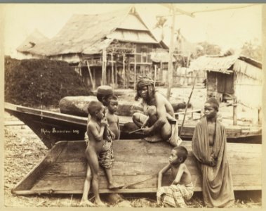 KITLV - 3606 - Lambert & Co., G.R. - Singapore - Malaysian shipwright surrounded by children from the Straits Settlements - circa 1890