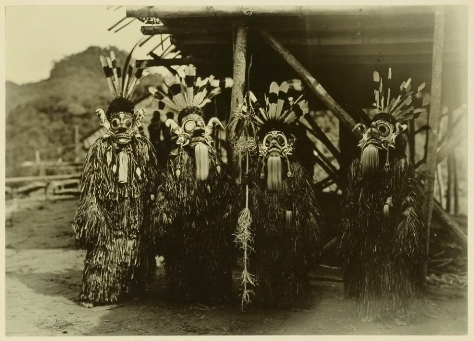 KITLV - 25677 - Demmeni, J. - Four hoedo kajoh; Kayans dressed as ghosts, Upper Mahakam, Central Borneo - 1898-1900