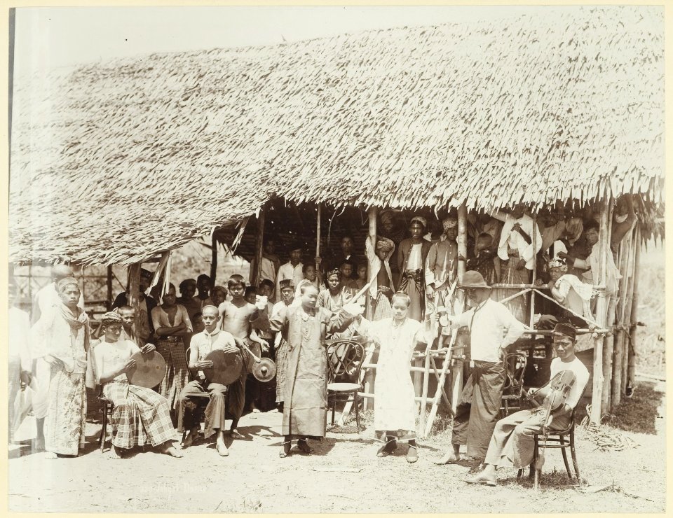 KITLV - 3677 - Lambert & Co., G.R. - Singapore - Javanese-Malay Djoged (Yoged) dance at Penang - circa 1903