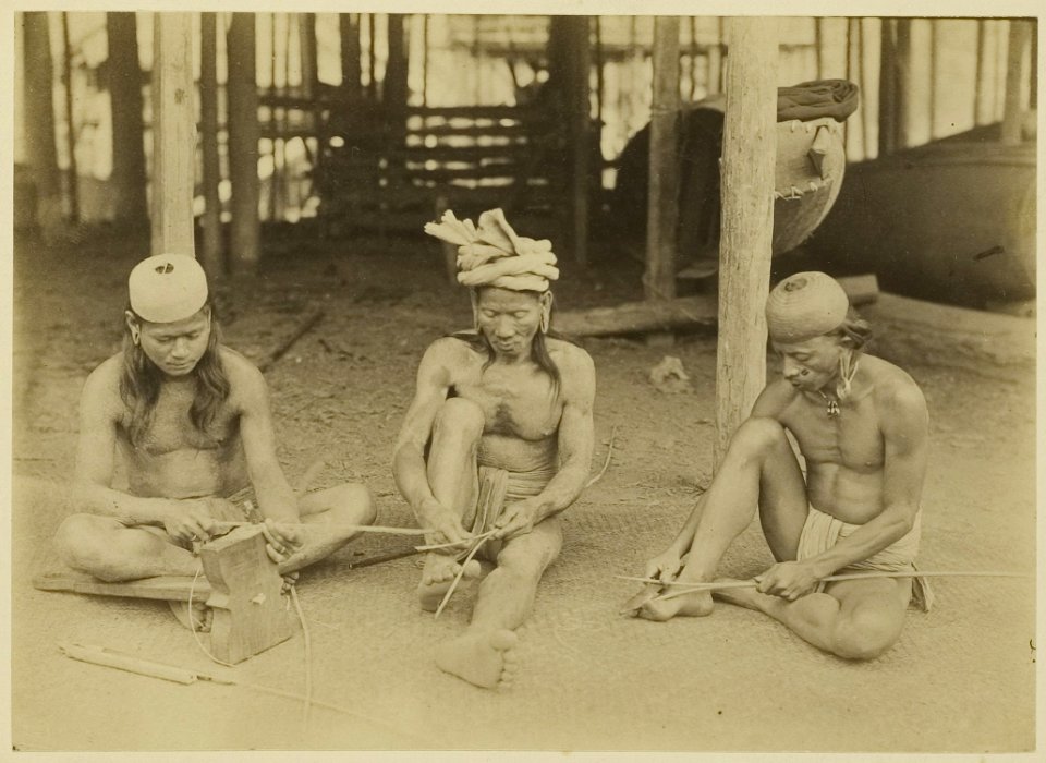 KITLV - 25693 - Demmeni, J. - Pre-processing of rattan for weaving mats by Kayans on the Upper Mahakam - 1898-1900