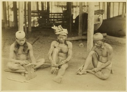 KITLV - 25693 - Demmeni, J. - Pre-processing of rattan for weaving mats by Kayans on the Upper Mahakam - 1898-1900