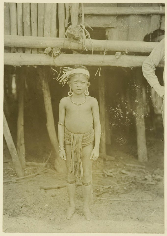 KITLV - 25697 - Demmeni, J. - Kenyah boy of about 14 years old on the Upper Boeloengan, Central Borneo - 1898-1900