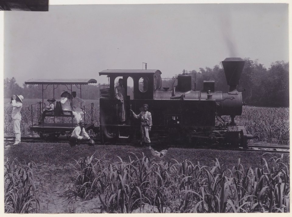 KITLV - 5416 - Kurkdjian - Soerabaja - Steam train on the grounds of the sugar plantation Ketanen at Mojokerto - 1916-04