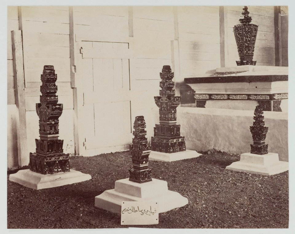 KITLV - 6618 - Lambert & Co., G.R. - Singapore - Sultan tombs in the Kraton of Banda Aceh (Kotaraja) - 1893