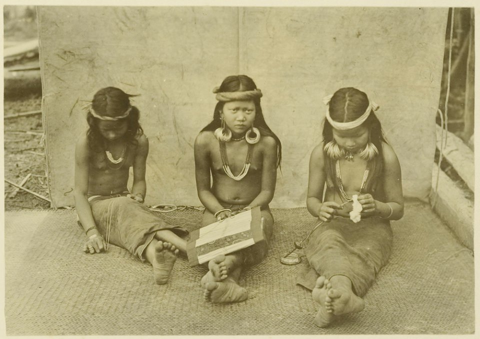 KITLV - 25705 - Demmeni, J. - Three young Kayan women at spinning, hemming samit (work bag made of palm leaves) and turning rope, Upper Mahakam, Central Borneo - 1898-1900