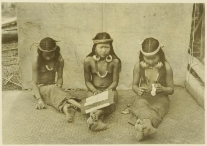 KITLV - 25705 - Demmeni, J. - Three young Kayan women at spinning, hemming samit (work bag made of palm leaves) and turning rope, Upper Mahakam, Central Borneo - 1898-1900
