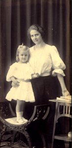 KITLV - 69123 - Kurkdjian, N.V. Fotografisch Atelier O. - Soerabaia-Java - Ida Charlotta Suzanna Ravenek-Lignac, presumably with her daughter Ida Augusta, Surabaya - 1917-1918