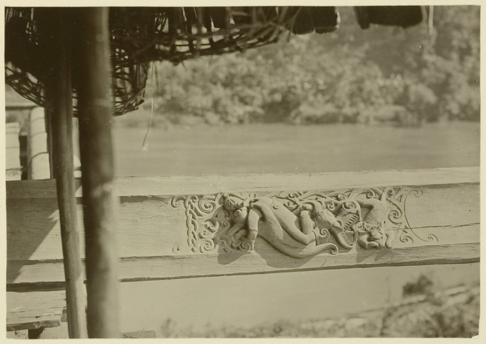 KITLV - 25709 - Demmeni, J. - Wood carving (animals) on the paneling on the front porch of the house of Kwing Irang, head of the Kayans, on the Bloeoe River, Upper Mahakam, Central Borneo - 1898-1900