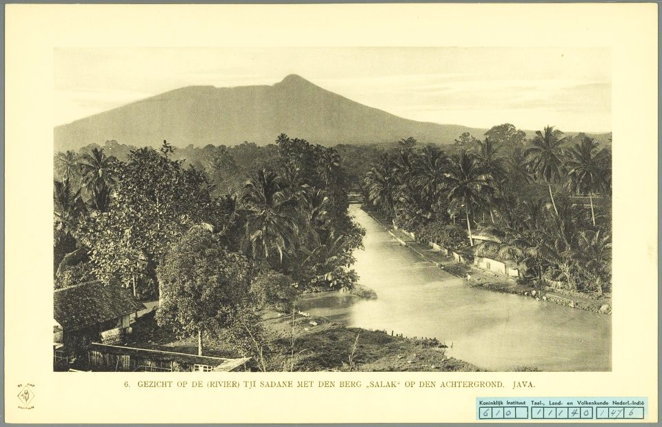KITLV - 37336 - Demmeni, J. - Tulp, De - Haarlem - The Cisadane (Ci Sadane) River with Mount Salak in the background - 1911
