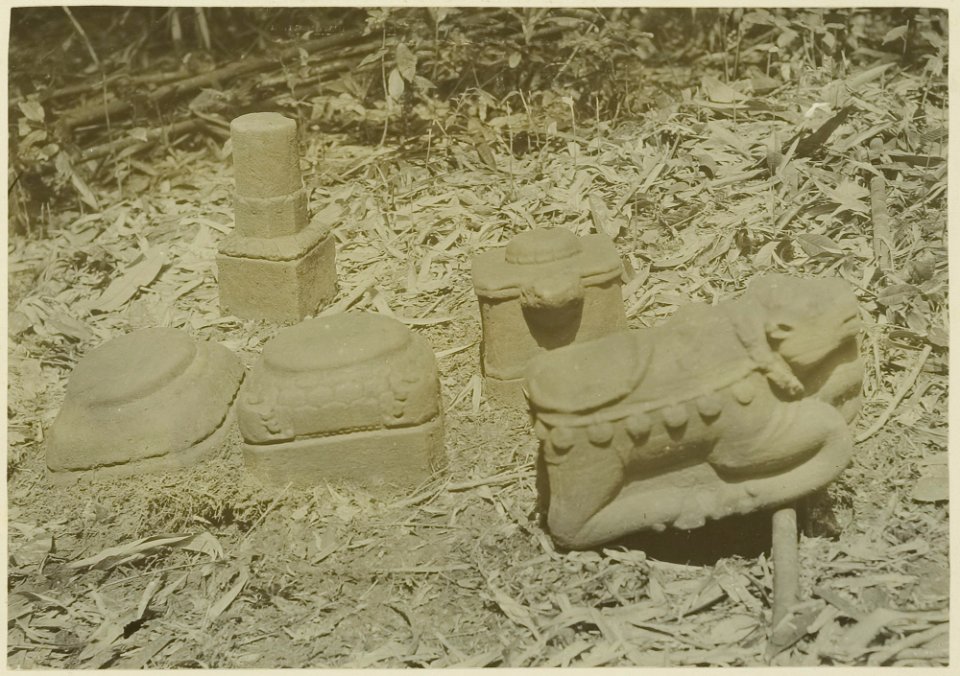 KITLV - 25713 - Demmeni, J. - Remains of a Hindu tomb at the mouth of the Rata, Middle Mahakam - 1898-1900