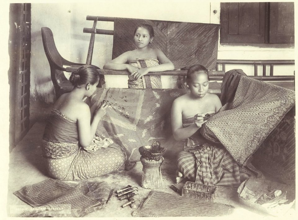 KITLV - 3734 - Kurkdjian - Soerabaja - Batik craft women on Java - circa 1900