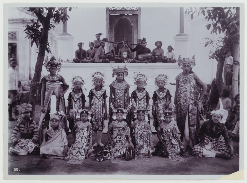 KITLV - 7294 - Kurkdjian - Soerabaja - Dance group in Bali - circa 1910