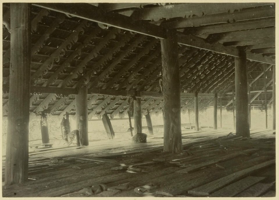 KITLV - 25717 - Demmeni, J. - Front verandah of the House of Kwing Irang, head of the Kayans on the Upper Mahakam - 1898-1900