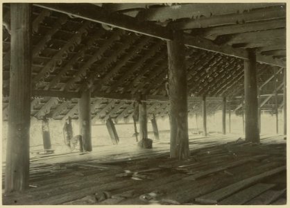 KITLV - 25717 - Demmeni, J. - Front verandah of the House of Kwing Irang, head of the Kayans on the Upper Mahakam - 1898-1900