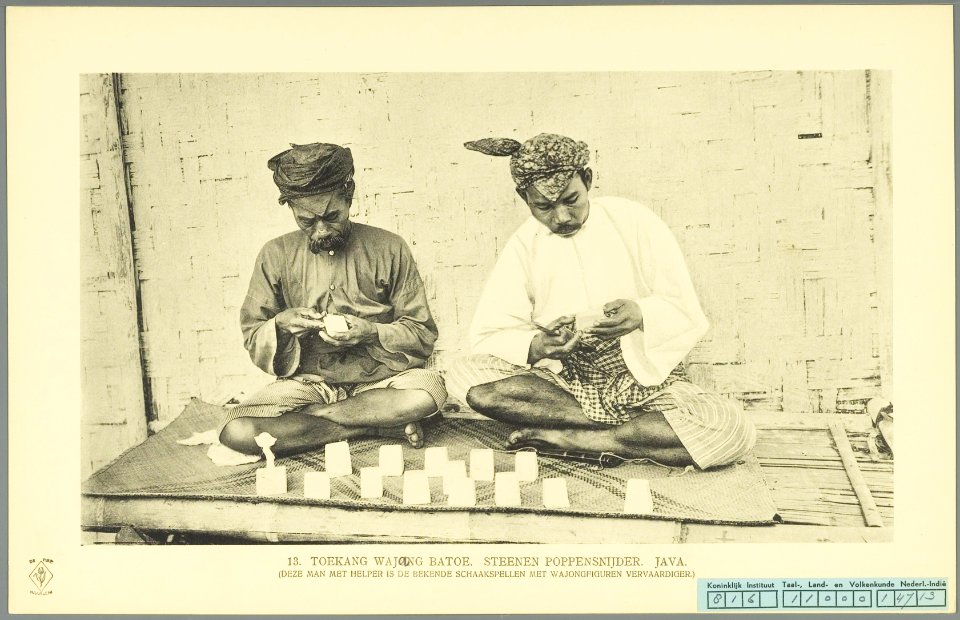 KITLV - 37343 - Demmeni, J. - Tulp, De - Haarlem - Stone-cutters dolls in West Java - 1911