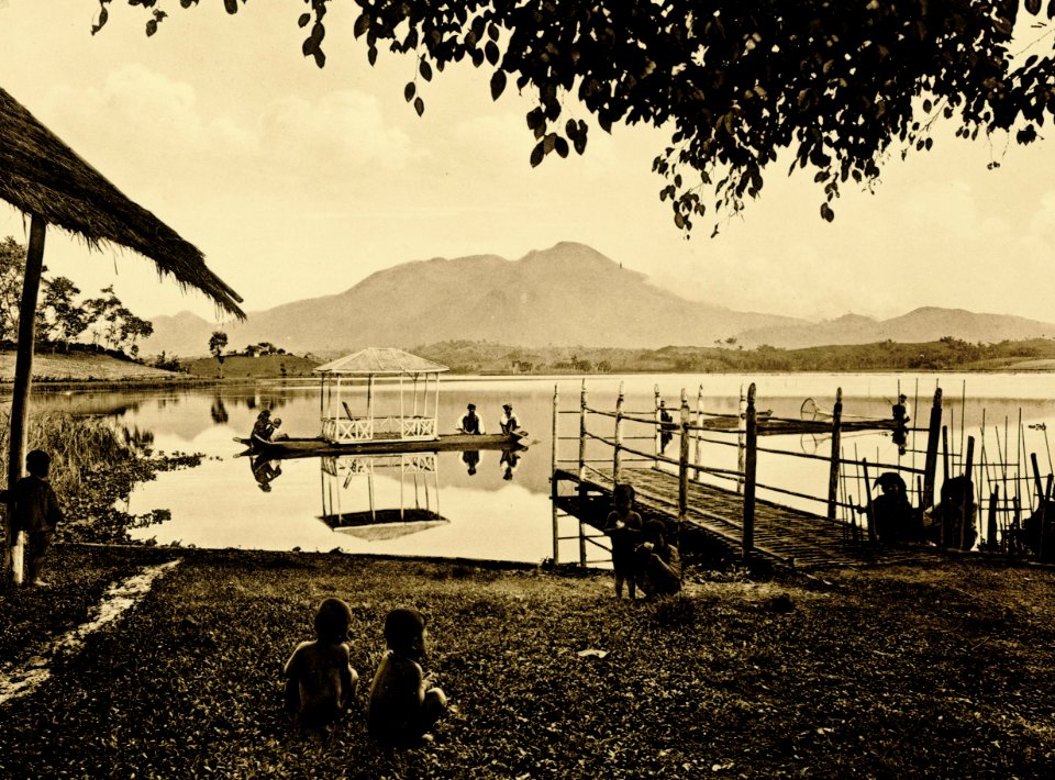 KITLV - 75173 - Kurkdjian, Fotograaf George P. Lewis, aldaar werkzaam - Sourabaya, Java - Lake Bagendit (Situ Bagendit) near Garut with a ferry - circa 1920