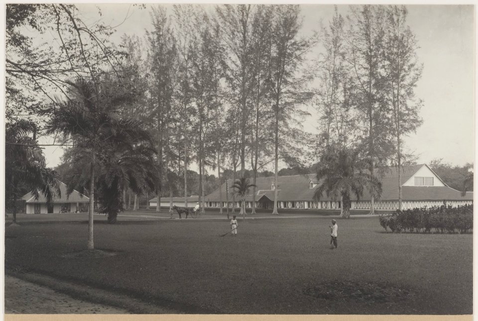 KITLV - 5492 - Kleingrothe, C.J. - Medan - Former fermentation barn on a tobacco plantation of the Deli Maatschappij (Deli Company), Deli - circa 1915
