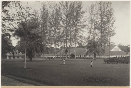 KITLV - 5492 - Kleingrothe, C.J. - Medan - Former fermentation barn on a tobacco plantation of the Deli Maatschappij (Deli Company), Deli - circa 1915