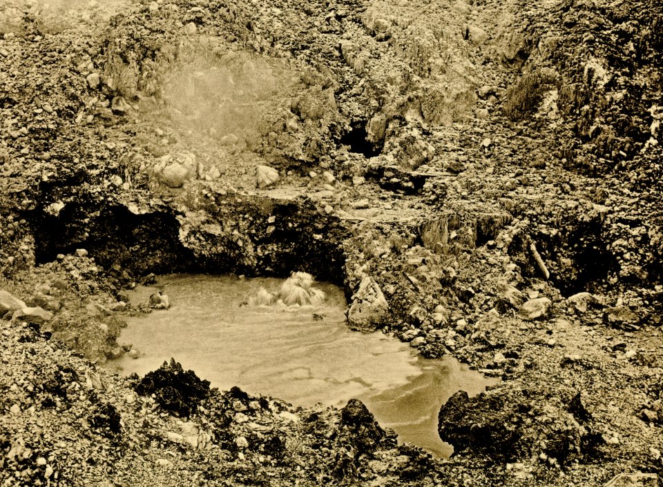 KITLV - 75177 - Kurkdjian, Fotograaf George P. Lewis, aldaar werkzaam - Sourabaya, Java - Gunung Papandayan - circa 1920